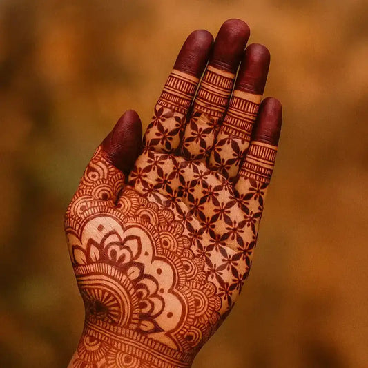 Design de henné naturel brun-rouge sur la paume, motif mehndi détaillé - Tiitoune Art La Réunion 974