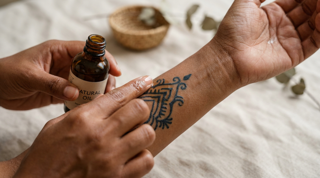 Entretien jagua naturel - application huile soin sur tatouage bleu-noir, gestes délicats Tiitoune Art La Réunion 974