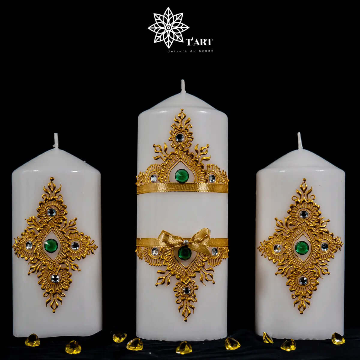 Coffret bougie Arche diamantée avec décorations dorées et gemmes, idéal pour une touchée chic dans la décoration intérieure.